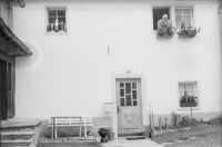 Image of sheet 20020430 photo 3: Gotthard Hospental Spruch von Göthe an Kapelle in Renovation  Mann am Fenster mit Mörser und Minen Militär Steinbruch Serpentin Chämleten oberhalb Hospental 
Kuh und Rinder vor Tagesabbruch Sicht auf Andermatt ins Urserental Landwirt Ludwig Müller und Familie vor der Alphütte auf dem Gamsboden Luftfilter Gotthard Strassentunnel Abluft Frischluft