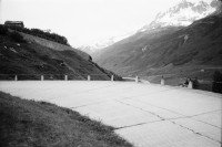 Image of sheet 20020440 photo 12: Die Gemeinde Hospental liegt im Süden Uris im Urserental zwischen Andermatt und Realp am Zusammenfluss von Furka- und Gotthardreuss. Die Gemeinde besteht ausschliesslich aus dem gleichnamigen Strassendorf und der früheren Walsersiedlung Zumdorf, die zur Zeit (2009) von vier Personen ganzjährig bewohnt wird.
Gotthard Hospental alte Gotthardpassstrasse Betonplatten Steinbruch Serpentin 
Chämleten oberhalb Hospental
Kuh Kühe und Rinder vor Tagesabbruch Steinbruch Sicht auf Andermatt ins Urserental Landwirt Ludwig Müller und Familie vor der Alphütte auf dem Gamsboden Luftfilter Gotthard Strassentunnel Abluft Frischluft Drehtüre
Kanton Uri, Schweiz Switzerland

aus: Gotthard, das Hindernis verbindet.