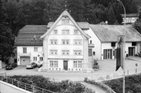 Image of sheet 20020440 photo 2: Die Gemeinde Hospental liegt im Süden Uris im Urserental zwischen Andermatt und Realp am Zusammenfluss von Furka- und Gotthardreuss. Die Gemeinde besteht ausschliesslich aus dem gleichnamigen Strassendorf und der früheren Walsersiedlung Zumdorf, die zur Zeit (2009) von vier Personen ganzjährig bewohnt wird.
Gotthard Hospental alte Gotthardpassstrasse Betonplatten Steinbruch Serpentin 
Chämleten oberhalb Hospental
Kuh Kühe und Rinder vor Tagesabbruch Steinbruch Sicht auf Andermatt ins Urserental Landwirt Ludwig Müller und Familie vor der Alphütte auf dem Gamsboden Luftfilter Gotthard Strassentunnel Abluft Frischluft Drehtüre
Kanton Uri, Schweiz Switzerland

aus: Gotthard, das Hindernis verbindet.