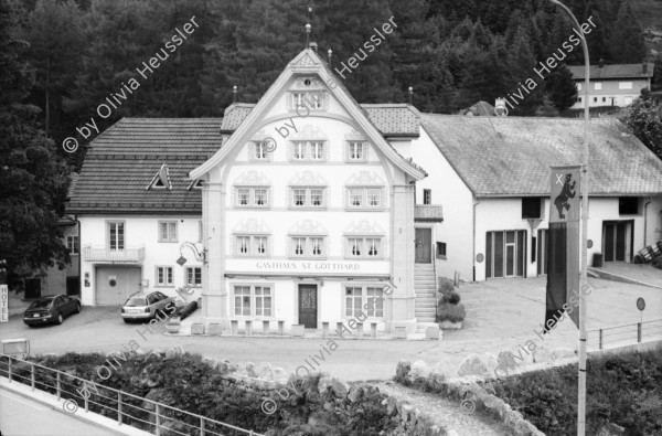 Image of sheet 20020440 photo 2: Die Gemeinde Hospental liegt im Süden Uris im Urserental zwischen Andermatt und Realp am Zusammenfluss von Furka- und Gotthardreuss. Die Gemeinde besteht ausschliesslich aus dem gleichnamigen Strassendorf und der früheren Walsersiedlung Zumdorf, die zur Zeit (2009) von vier Personen ganzjährig bewohnt wird.
Gotthard Hospental alte Gotthardpassstrasse Betonplatten Steinbruch Serpentin 
Chämleten oberhalb Hospental
Kuh Kühe und Rinder vor Tagesabbruch Steinbruch Sicht auf Andermatt ins Urserental Landwirt Ludwig Müller und Familie vor der Alphütte auf dem Gamsboden Luftfilter Gotthard Strassentunnel Abluft Frischluft Drehtüre
Kanton Uri, Schweiz Switzerland

aus: Gotthard, das Hindernis verbindet.