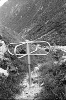 Image of sheet 20020440 photo 36: Die Gemeinde Hospental liegt im Süden Uris im Urserental zwischen Andermatt und Realp am Zusammenfluss von Furka- und Gotthardreuss. Die Gemeinde besteht ausschliesslich aus dem gleichnamigen Strassendorf und der früheren Walsersiedlung Zumdorf, die zur Zeit (2009) von vier Personen ganzjährig bewohnt wird.
Gotthard Hospental alte Gotthardpassstrasse Betonplatten Steinbruch Serpentin 
Chämleten oberhalb Hospental
Kuh Kühe und Rinder vor Tagesabbruch Steinbruch Sicht auf Andermatt ins Urserental Landwirt Ludwig Müller und Familie vor der Alphütte auf dem Gamsboden Luftfilter Gotthard Strassentunnel Abluft Frischluft Drehtüre
Kanton Uri, Schweiz Switzerland

aus: Gotthard, das Hindernis verbindet.