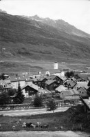 Image of sheet 20020440 photo 9: Die Gemeinde Hospental liegt im Süden Uris im Urserental zwischen Andermatt und Realp am Zusammenfluss von Furka- und Gotthardreuss. Die Gemeinde besteht ausschliesslich aus dem gleichnamigen Strassendorf und der früheren Walsersiedlung Zumdorf, die zur Zeit (2009) von vier Personen ganzjährig bewohnt wird.
Gotthard Hospental alte Gotthardpassstrasse Betonplatten Steinbruch Serpentin 
Chämleten oberhalb Hospental
Kuh Kühe und Rinder vor Tagesabbruch Steinbruch Sicht auf Andermatt ins Urserental Landwirt Ludwig Müller und Familie vor der Alphütte auf dem Gamsboden Luftfilter Gotthard Strassentunnel Abluft Frischluft Drehtüre
Kanton Uri, Schweiz Switzerland

aus: Gotthard, das Hindernis verbindet.