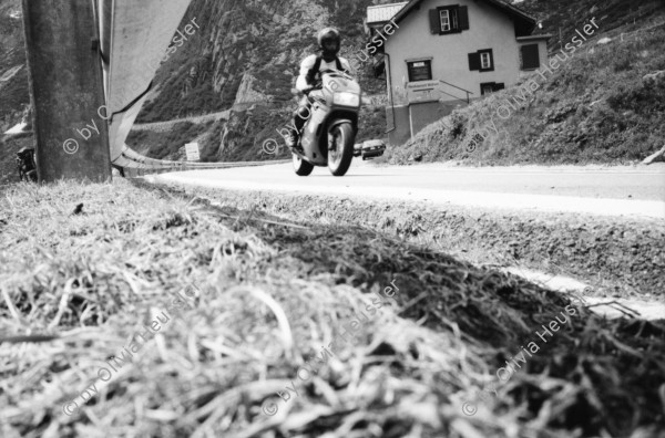 Image of sheet 20020450 photo 14: Gotthard Lüftungsschacht Gotthard Auto Tunnel Touristen Tourismus Restaurant Saumpfad Ferrari Transport Verkehr grosse S-Kurve beim «Mätteli» Radfahrer Velofahrer Leitplanke im Hintergrund ehemaliges Schirmhaus. Beton Belüftung
Kanton Uri, Schweiz Switzerland Gottardo

aus: Gotthard, das Hindernis verbindet.