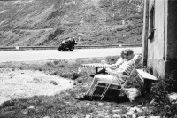 Image of sheet 20020450 photo 25: Gotthard Lüftungsschacht Gotthard Auto Tunnel Touristen Tourismus Restaurant Saumpfad Ferrari Transport Verkehr grosse S-Kurve beim «Mätteli» Radfahrer Velofahrer Leitplanke im Hintergrund ehemaliges Schirmhaus. Beton Belüftung
Kanton Uri, Schweiz Switzerland Gottardo

aus: Gotthard, das Hindernis verbindet.