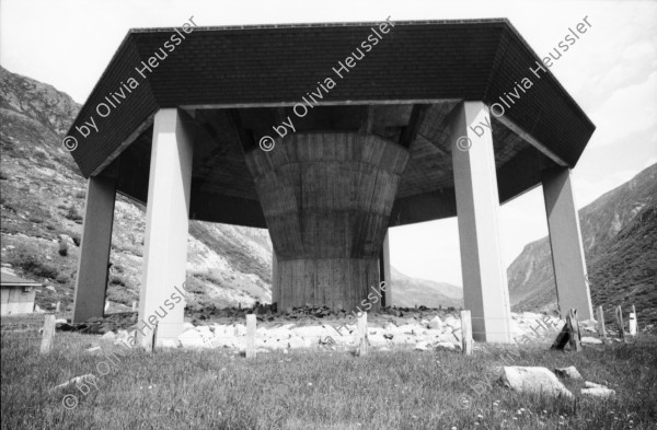 Image of sheet 20020450 photo 3: Gotthard Lüftungsschacht Gotthard Auto Tunnel Touristen Tourismus Restaurant Saumpfad Ferrari Transport Verkehr grosse S-Kurve beim «Mätteli» Radfahrer Velofahrer Leitplanke im Hintergrund ehemaliges Schirmhaus. Beton Belüftung
Kanton Uri, Schweiz Switzerland Gottardo

aus: Gotthard, das Hindernis verbindet.