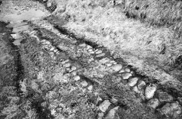 Image of sheet 20020460 photo 13: Gotthard Saumpfad Hospiz Verkehrstafeln Kanton Tessin markierung Tremola Pflasterstein Motorrad Kiosk See mit Denkmal Restaurant Holztor auf Wanderweg