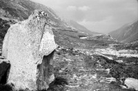 Image of sheet 20020460 photo 2: Gotthard Saumpfad Hospiz Verkehrstafeln Kanton Tessin markierung Tremola Pflasterstein Motorrad Kiosk See mit Denkmal Restaurant Holztor auf Wanderweg