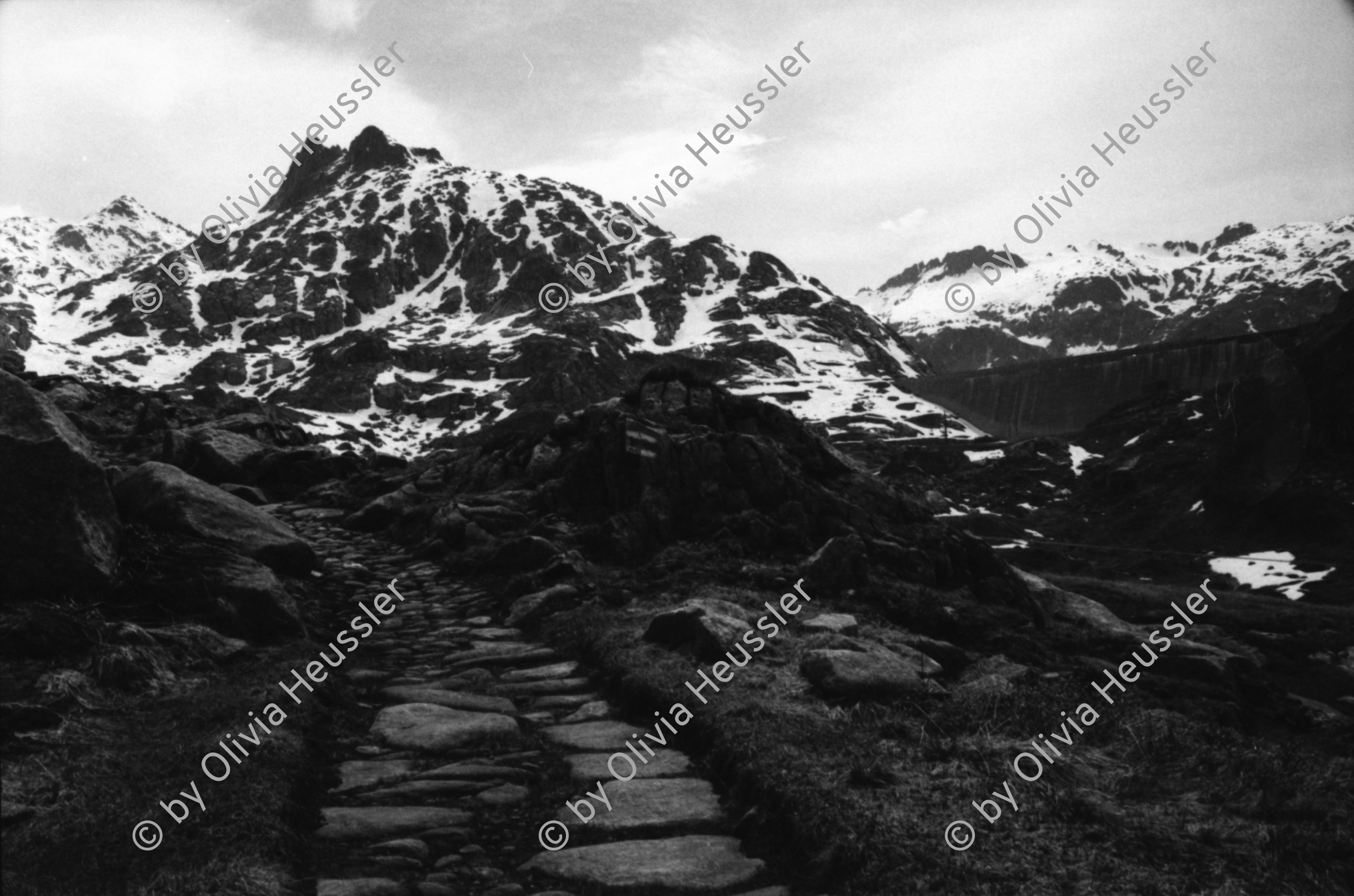 Image of sheet 20020460 photo 21: Gotthard Saumpfad Hospiz Verkehrstafeln Kanton Tessin markierung Tremola Pflasterstein Motorrad Kiosk See mit Denkmal Restaurant Holztor auf Wanderweg