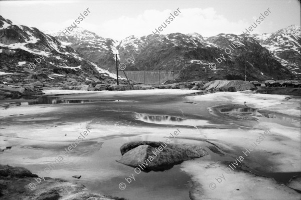 Image of sheet 20020460 photo 29: Gotthard Saumpfad Hospiz Verkehrstafeln Kanton Tessin markierung Tremola Pflasterstein Motorrad Kiosk See mit Denkmal Restaurant Holztor auf Wanderweg