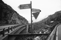 Image of sheet 20020460 photo 6: Gotthard Saumpfad Hospiz Verkehrstafeln Kanton Tessin markierung Tremola Pflasterstein Motorrad Kiosk See mit Denkmal Restaurant Holztor auf Wanderweg