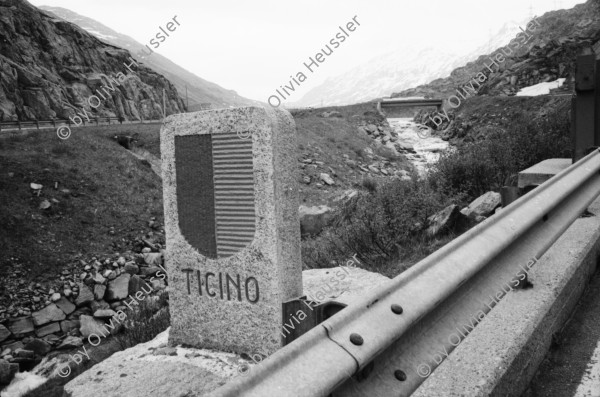 Image of sheet 20020460 photo 7: Gotthard Saumpfad Hospiz Verkehrstafeln Kanton Tessin markierung Tremola Pflasterstein Motorrad Kiosk See mit Denkmal Restaurant Holztor auf Wanderweg