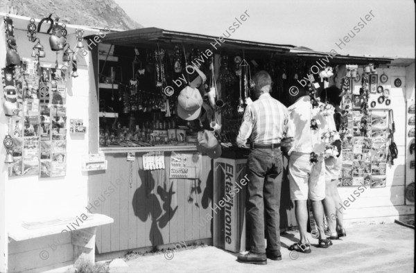 Image of sheet 20020470 photo 32: Gotthard Hospiz Passhöhe Bratwurststand Stausee Elektrizität s mast Gallerie Bergsee Stausee Grill