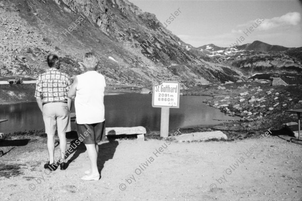 Image of sheet 20020480 photo 2: Gotthard Passhöhe Monument General Alexander Wassiljewitsch Suworow (1729–1800); 
Am 24. September 1799 eroberte er den St.-Gotthard-Pass von den Franzosen.  auf Pferd Denkmal Hospiz Cervelatstand Bratwurst