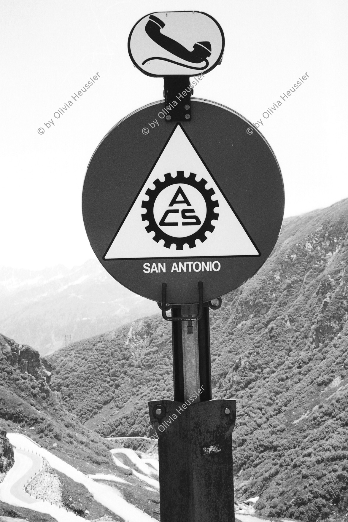 Image of sheet 20020500 photo 31: Gotthard Tremola ACS Automobilclub der Schweiz Telefonstation Notfall Kanton Tessin Ticino Svizzera Switzerland traffic 2002 √ Europe path pass Autoverkehr
© 2002, OLIVIA HEUSSLER / www.clic.li