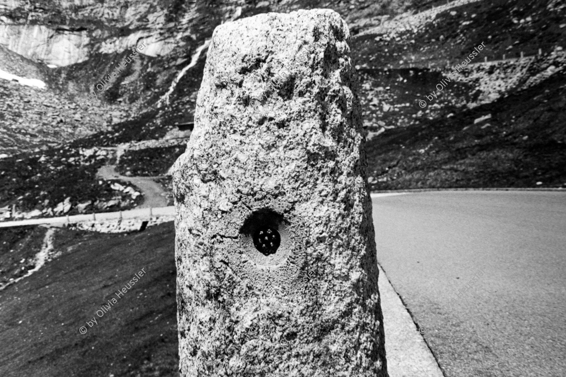 Image of sheet 20020500 photo 35: Gotthard  Gottardo Hospiz  Tremola Pfeiler  Autoverkehr
Strasse street car transport Stein stone pass path Schweiz Kanton Tessin Ticino Europe
Exhibition «Via Gotthard», Leica Galerie, Bienne 2003.