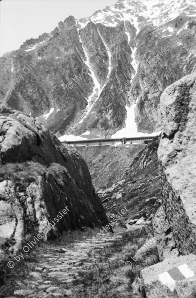 Image of sheet 20020510 photo 7: Gotthard Tremola Kanton Tessin Velofahrer Radfahrer Tanga Badehose Tourist Camper Gallerie Lastwagen Nationalstrasse Brücke Tunnelbelüftung Mauer