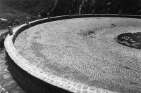 Image of sheet 20020520 photo 1: Gotthard Passstrasse Tremola Strasse Pflastersteine Kurve aus dem Berg gebaut Kanton Tessin, Schweiz Via Gottardo Switzerland
aus: Gotthard, das Hindernis verbindet. 2002 √ serpentinen curves cobblestones pflastersteine kopfsteinpflaster UNESCO Welterbe heritage

copyright by Olivia Heussler
Exhibition »Via Gotthard«, Leica Camera Galerie Bienne 2003