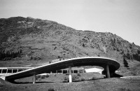 Image of sheet 20020520 photo 17: Gotthard Nationalstrasse Passstrasse Moto Bartola Viadukt Kurve aus dem Berg gebaut Kanton Tessin, Schweiz Via Gottardo Switzerland
aus: Gotthard, das Hindernis verbindet. 2002 √