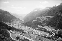 Image of sheet 20020520 photo 24: Gotthard Nationalstrasse Passstrasse Tremola Airolo Kaserne Bedrina Tunnelbelüftung Militärsiedlung Moto Bartola Viadukt neue Strasse Pflastersteine Kurve aus dem Berg gebaut Kanton Tessin, Schweiz Via Gottardo Switzerland
aus: Gotthard, das Hindernis verbindet.