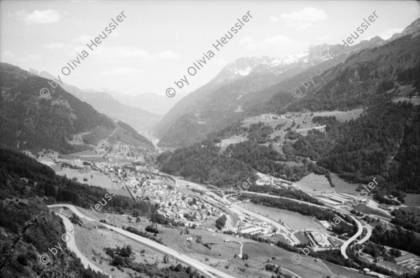 Image of sheet 20020520 photo 24: Gotthard Nationalstrasse Passstrasse Tremola Airolo Kaserne Bedrina Tunnelbelüftung Militärsiedlung Moto Bartola Viadukt neue Strasse Pflastersteine Kurve aus dem Berg gebaut Kanton Tessin, Schweiz Via Gottardo Switzerland
aus: Gotthard, das Hindernis verbindet.