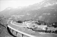 Image of sheet 20020520 photo 7: Gotthard Nationalstrasse Passstrasse Tremola Airolo Kaserne Bedrina Tunnelbelüftung Militärsiedlung Moto Bartola Viadukt neue Strasse Pflastersteine Kurve aus dem Berg gebaut Kanton Tessin, Schweiz Via Gottardo Switzerland
aus: Gotthard, das Hindernis verbindet.