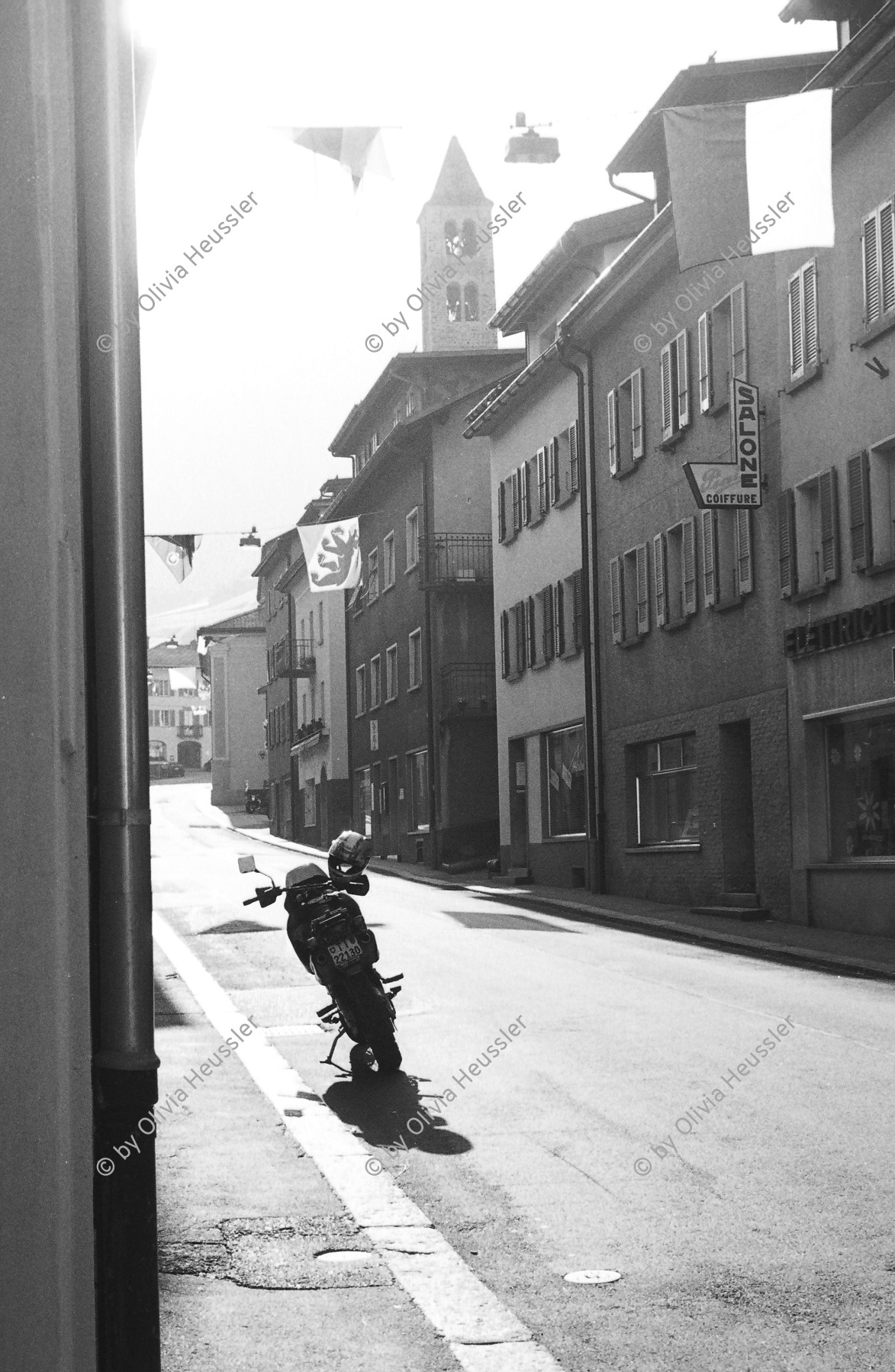 Image of sheet 20020540 photo 25: Gotthard  Airolo Motorrad Dorfstrasse ehemalige Gotthardstrasse
aus: Gotthard, das Hindernis verbindet Schweiz, Svizzera, Switzerland Kanton Tessin Ticino 2002 √