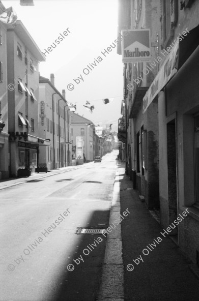 Image of sheet 20020540 photo 28: Gotthard Nationalstrasse Airolo Bahnhof Lastwagen Serviertochter Kirche Heuwagen
aus: Gotthard, das Hindernis verbindet Schweiz, Svizzera, Switzerland Kanton Tessin Ticino