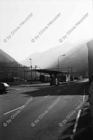 Image of sheet 20020540 photo 31: Gotthard Nationalstrasse Airolo Bahnhof Lastwagen Serviertochter Kirche Heuwagen
aus: Gotthard, das Hindernis verbindet Schweiz, Svizzera, Switzerland Kanton Tessin Ticino