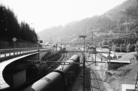 Image of sheet 20020550 photo 4: Airolo Bahnlinie Eingang Zugtunnel Gotthard Lastwagen Fahrradmiete Denkmal für die Opfer des Zugtunnelbau Traforo del Gottardo Ausschnitt