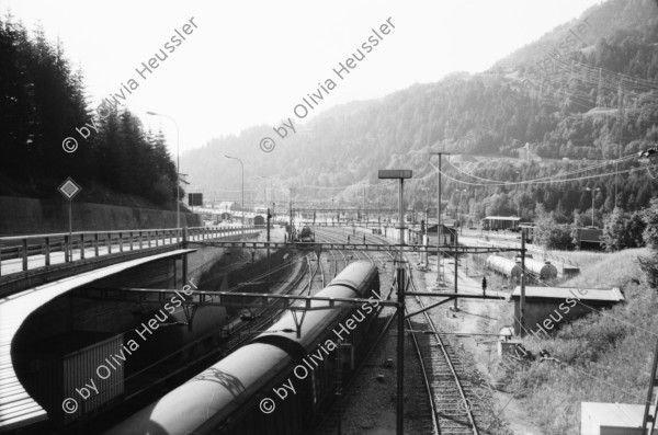 Image of sheet 20020550 photo 4: Airolo Bahnlinie Eingang Zugtunnel Gotthard Lastwagen Fahrradmiete Denkmal für die Opfer des Zugtunnelbau Traforo del Gottardo Ausschnitt