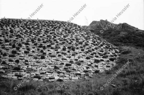 Image of sheet 20020560 photo 15: Tremola am Gotthardpass alte Gotthardstrasse Tunnellueftung ACS Notrufsäule Spiegel Olivia Gallerie Göschenen Bahntrasse Schoellenen Teufelsbruecke Suworow Denkmal
Zinnbecken mit Wasser gefuellt auf Tremola Schweiz, Svizzera, Switzerland Kanton Tessin Ticino
aus: Gotthard, das Hindernis verbindet