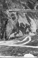 Image of sheet 20020560 photo 2: Tremola am Gotthardpass alte Gotthardstrasse Tunnellueftung ACS Notrufsäule Spiegel Olivia Gallerie Göschenen Bahntrasse Schoellenen Teufelsbruecke Suworow Denkmal
Zinnbecken mit Wasser gefuellt auf Tremola Schweiz, Svizzera, Switzerland Kanton Tessin Ticino
aus: Gotthard, das Hindernis verbindet