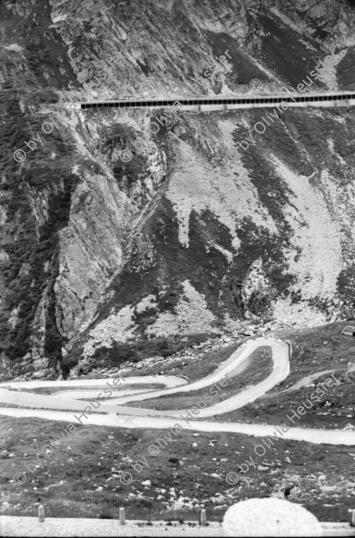 Image of sheet 20020560 photo 2: Tremola am Gotthardpass alte Gotthardstrasse Tunnellueftung ACS Notrufsäule Spiegel Olivia Gallerie Göschenen Bahntrasse Schoellenen Teufelsbruecke Suworow Denkmal
Zinnbecken mit Wasser gefuellt auf Tremola Schweiz, Svizzera, Switzerland Kanton Tessin Ticino
aus: Gotthard, das Hindernis verbindet