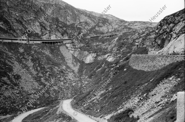 Image of sheet 20020560 photo 3: Tremola am Gotthardpass alte Gotthardstrasse Tunnellueftung ACS Notrufsäule Spiegel Olivia Gallerie Göschenen Bahntrasse Schoellenen Teufelsbruecke Suworow Denkmal
Zinnbecken mit Wasser gefuellt auf Tremola Schweiz, Svizzera, Switzerland Kanton Tessin Ticino
aus: Gotthard, das Hindernis verbindet