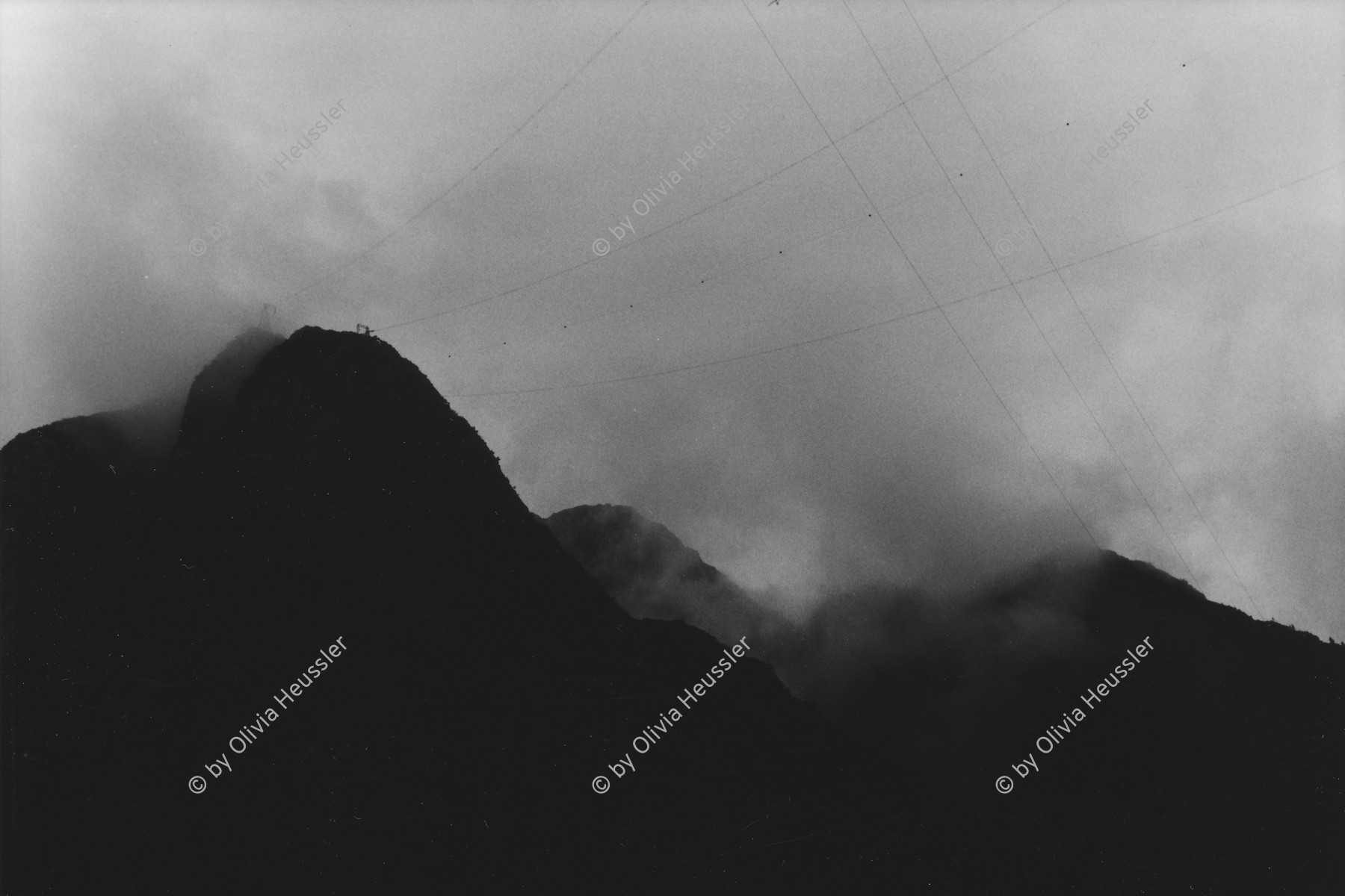 Image of sheet 20020560 photo 32: Bergkette Bergkrone Berge Siluette mit Regen wolken am Gotthardpass Tremola Schweiz, Svizzera, Switzerland Kanton Tessin Ticino
© 2002, OLIVIA HEUSSLER / www.clic.li  √