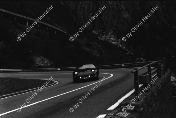 Image of sheet 20020560 photo 33: Tremola am Gotthardpass alte Gotthardstrasse Tunnellueftung ACS Notrufsäule Spiegel Olivia Gallerie Göschenen Bahntrasse Schoellenen Teufelsbruecke Suworow Denkmal
Zinnbecken mit Wasser gefuellt auf Tremola Schweiz, Svizzera, Switzerland Kanton Tessin Ticino
aus: Gotthard, das Hindernis verbindet