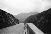 Image of sheet 20020560 photo 4: Tremola am Gotthardpass alte Gotthardstrasse Tunnellueftung ACS Notrufsäule Spiegel Olivia Gallerie Göschenen Bahntrasse Schoellenen Teufelsbruecke Suworow Denkmal
Zinnbecken mit Wasser gefuellt auf Tremola Schweiz, Svizzera, Switzerland Kanton Tessin Ticino
aus: Gotthard, das Hindernis verbindet