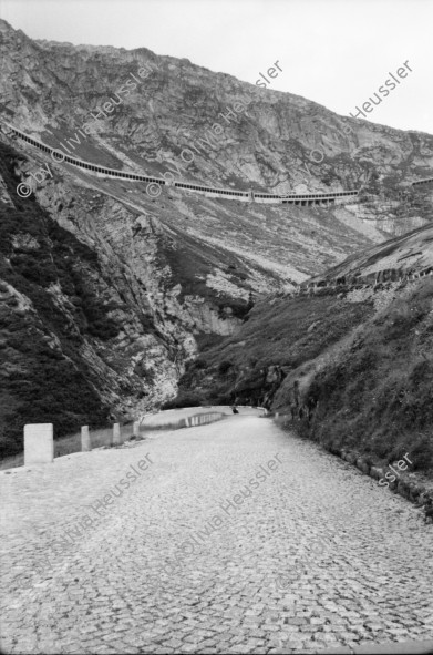 Image of sheet 20020560 photo 6: Tremola am Gotthardpass alte Gotthardstrasse Tunnellueftung ACS Notrufsäule Spiegel Olivia Gallerie Göschenen Bahntrasse Schoellenen Teufelsbruecke Suworow Denkmal
Zinnbecken mit Wasser gefuellt auf Tremola Schweiz, Svizzera, Switzerland Kanton Tessin Ticino
aus: Gotthard, das Hindernis verbindet