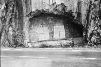 Image of sheet 20020570 photo 10: Eingang Gotthard Stollen Festung Regen Fahrradfahrer Velofahrer Velo Auto Passstrasse Reusstal Regen Gotthardhospiz Passhöhe 2091 M über Meer M. ü.M Rösslikutsche Postkutsche Gotthardpostkutsche Motorrad fahrend graffitti am Stollen eingang
Gotthardstrasse 

Schweiz, Svizzera, Switzerland Kanton Tessin Ticino
aus: Gotthard, das Hindernis verbindet
