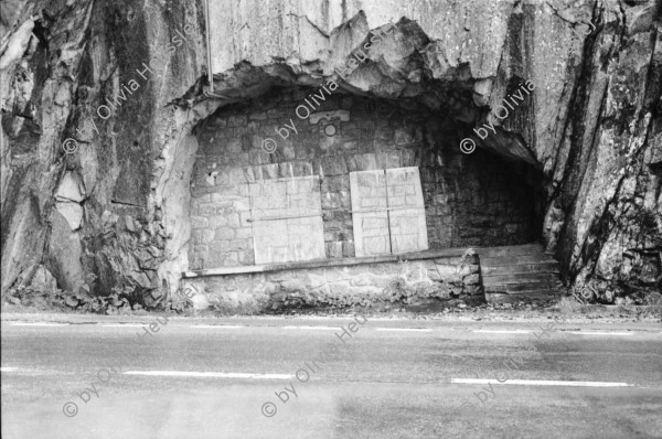 Image of sheet 20020570 photo 10: Eingang Gotthard Stollen Festung Regen Fahrradfahrer Velofahrer Velo Auto Passstrasse Reusstal Regen Gotthardhospiz Passhöhe 2091 M über Meer M. ü.M Rösslikutsche Postkutsche Gotthardpostkutsche Motorrad fahrend graffitti am Stollen eingang
Gotthardstrasse 

Schweiz, Svizzera, Switzerland Kanton Tessin Ticino
aus: Gotthard, das Hindernis verbindet