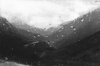 Image of sheet 20020570 photo 12: Auto Passstrasse 
Sicht durch verregnete Fensterscheiben ins Reusstal Regen Gotthardhospiz Passhöhe 2091 M über Meer M. ü.M 
Gotthardstrasse 

Schweiz, Svizzera, Switzerland Kanton Tessin Ticino 2002 √
aus: Gotthard, das Hindernis verbindet