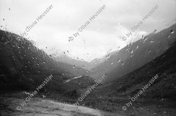 Image of sheet 20020570 photo 13: Eingang Gotthard Stollen Festung Regen Fahrradfahrer Velofahrer Velo Auto Passstrasse Reusstal Regen Gotthardhospiz Passhöhe 2091 M über Meer M. ü.M Rösslikutsche Postkutsche Gotthardpostkutsche Motorrad fahrend graffitti am Stollen eingang
Gotthardstrasse 

Schweiz, Svizzera, Switzerland Kanton Tessin Ticino
aus: Gotthard, das Hindernis verbindet