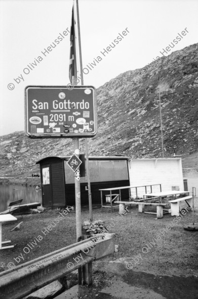 Image of sheet 20020570 photo 17: Eingang Gotthard Stollen Festung Regen Fahrradfahrer Velofahrer Velo Auto Passstrasse Reusstal Regen Gotthardhospiz Passhöhe 2091 M über Meer M. ü.M Rösslikutsche Postkutsche Gotthardpostkutsche Motorrad fahrend graffitti am Stollen eingang
Gotthardstrasse 

Schweiz, Svizzera, Switzerland Kanton Tessin Ticino
aus: Gotthard, das Hindernis verbindet