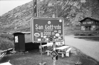 Image of sheet 20020570 photo 19: Eingang Gotthard Stollen Festung Regen Fahrradfahrer Velofahrer Velo Auto Passstrasse Reusstal Regen Gotthardhospiz Passhöhe 2091 M über Meer M. ü.M Rösslikutsche Postkutsche Gotthardpostkutsche Motorrad fahrend graffitti am Stollen eingang
Gotthardstrasse 

Schweiz, Svizzera, Switzerland Kanton Tessin Ticino
aus: Gotthard, das Hindernis verbindet