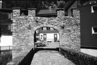 Image of sheet 20020590 photo 1: Hospental altes Zollhaus Militärmuseum Gotthard Hospiz Mic Hotel Jean Odermatt 'La Claustra' alte Festung. Die 4.000 m2 grosse Anlage liegt nahe der Passhöhe tief im Berg auf 2.050 m ü.M. auf dem Gebiet der Tessiner Gemeinde Airolo.

Gotthardstrasse 

Schweiz, Svizzera, Switzerland Kanton Tessin Ticino
aus: Gotthard, das Hindernis verbindet