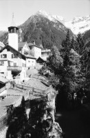 Image of sheet 20020590 photo 2: Hospental altes Zollhaus Militärmuseum Gotthard Hospiz Mic Hotel Jean Odermatt 'La Claustra' alte Festung. Die 4.000 m2 grosse Anlage liegt nahe der Passhöhe tief im Berg auf 2.050 m ü.M. auf dem Gebiet der Tessiner Gemeinde Airolo.

Gotthardstrasse 

Schweiz, Svizzera, Switzerland Kanton Tessin Ticino
aus: Gotthard, das Hindernis verbindet