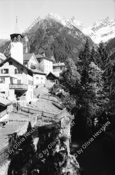 Image of sheet 20020590 photo 2: Hospental altes Zollhaus Militärmuseum Gotthard Hospiz Mic Hotel Jean Odermatt 'La Claustra' alte Festung. Die 4.000 m2 grosse Anlage liegt nahe der Passhöhe tief im Berg auf 2.050 m ü.M. auf dem Gebiet der Tessiner Gemeinde Airolo.

Gotthardstrasse 

Schweiz, Svizzera, Switzerland Kanton Tessin Ticino
aus: Gotthard, das Hindernis verbindet