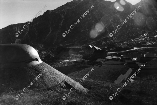 Image of sheet 20020590 photo 20: Hospental altes Zollhaus Militärmuseum Gotthard Hospiz Mic Hotel Jean Odermatt 'La Claustra' alte Festung. Die 4.000 m2 grosse Anlage liegt nahe der Passhöhe tief im Berg auf 2.050 m ü.M. auf dem Gebiet der Tessiner Gemeinde Airolo.

Gotthardstrasse 

Schweiz, Svizzera, Switzerland Kanton Tessin Ticino
aus: Gotthard, das Hindernis verbindet