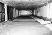 Image of sheet 20020620 photo 19: Gotthard Hospiz militärische Festung 
Im ehemaligen Artilleriewerk Sasso da Pigna mit  Festungsveteran Luigi Genoni Réduit 
Die Festung Sasso da Pigna ist ein Schweizer Artilleriewerk auf dem Gotthardpass.
Küchenutensilien Kücheninventar Waschraum Schlafraum 
Passhöhe tief im Berg auf dem Gebiet der Tessiner Gemeinde Airolo. Schweiz Svizzera Via Gottardo Switzerland
aus: Gotthard, das Hindernis verbindet