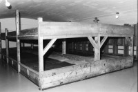 Image of sheet 20020620 photo 23: Gotthard Hospiz militärische Festung 
Im ehemaligen Artilleriewerk Sasso da Pigna mit  Festungsveteran Luigi Genoni Réduit 
Die Festung Sasso da Pigna ist ein Schweizer Artilleriewerk auf dem Gotthardpass.
Küchenutensilien Kücheninventar Waschraum Schlafraum 
Passhöhe tief im Berg auf dem Gebiet der Tessiner Gemeinde Airolo. Schweiz Svizzera Via Gottardo Switzerland
aus: Gotthard, das Hindernis verbindet
